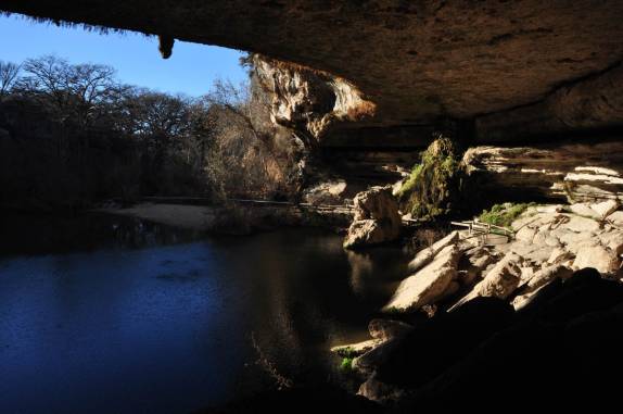 A bela Hamilton Pool, uma piscina natural entre um grande rochedo, perto de Austin, capital do Texas, nos Estados Unidos